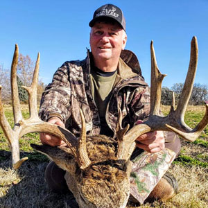 Have the hunt of your lifetime with Midwest Whitetail Advenutures