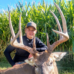Book the hunt of a lifetime with Midwest Whitetail Advenutures