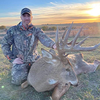 Book the hunt of a lifetime with Midwest Whitetail Advenutures