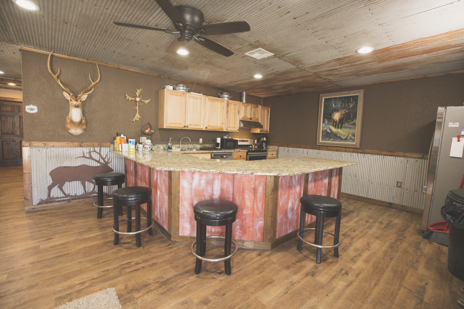 Kansas hunting lodge has 9 bedrooms!